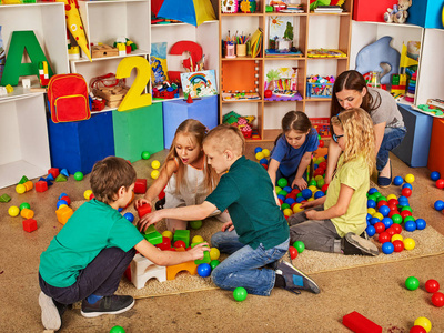 儿童幼儿园中的构建基块。组孩子玩玩具地板