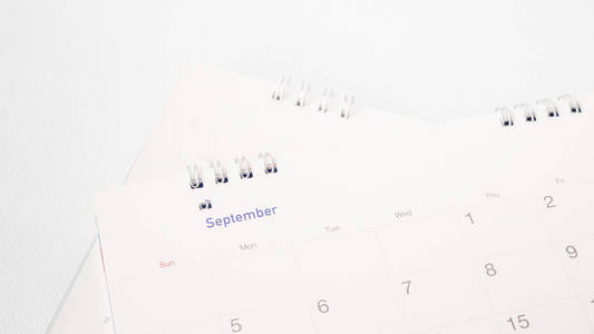 白色背景上的模糊的日历页