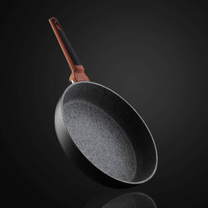 豪华漂亮的灰色石头煎锅，上面有黑色的反光