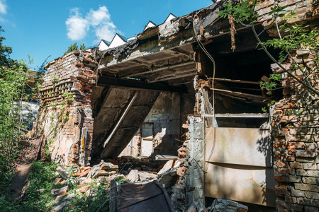 灾难战争地震后被毁的废弃房屋建筑