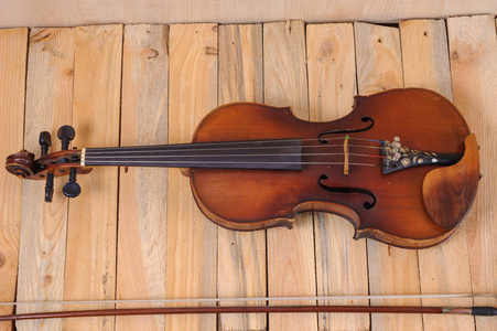 木材的背景和弓小提琴图像图片