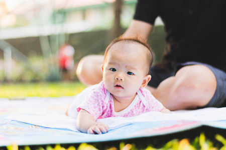 亚洲婴儿养育的爸爸在公园