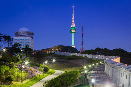 首尔塔夜景和旧墙灯, 韩国