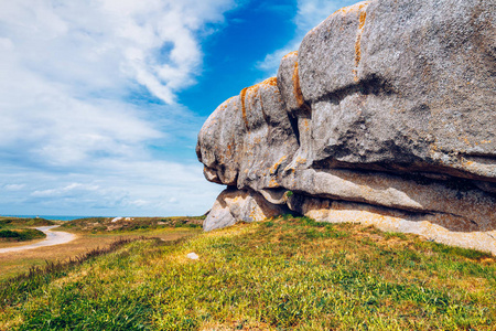 粉红色花岗岩岩石以奇怪的形状，在布列塔尼海岸。T