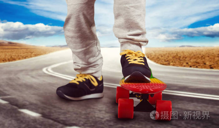 骑在滑板上的孩子脚踩滑板特写