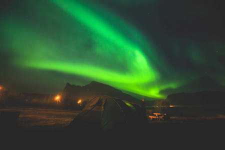 美丽的图画的大规模五彩绿色充满活力的北极光，极光，也知道作为北极光在夜空中在挪威，斯堪的那维亚