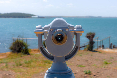 游客的固定望远镜。 在背景中，大海和山丘。 专注于前景。
