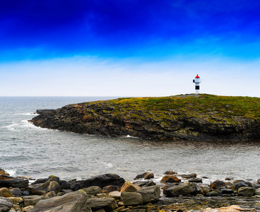 水平的生动挪威右对齐岛土地上的灯塔