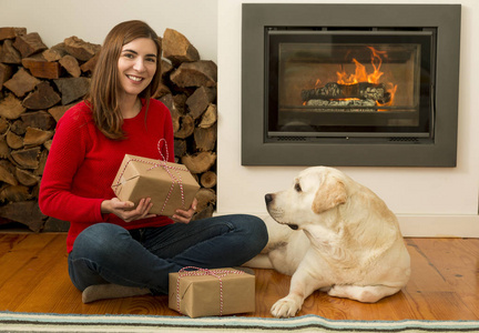 女人和狗与圣诞礼物