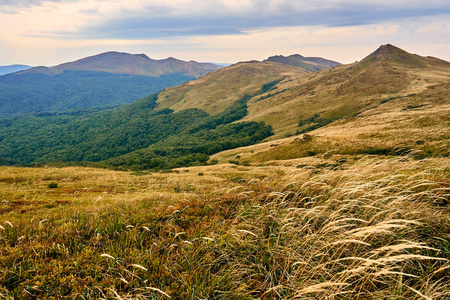 在早期的秋天，Bieszczady 国家公园 Bieszczady 山的美景尽收眼底 波兰语 Bieszczadzki 公园