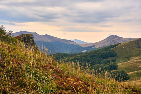 在早期的秋天，Bieszczady 国家公园 Bieszczady 山的美景尽收眼底 波兰语 Bieszczadzki 公园