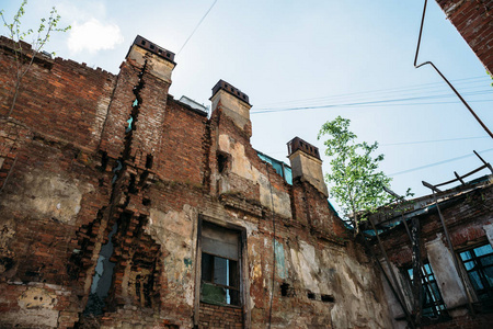 废弃的旧房子，遭地震破坏的开裂的墙