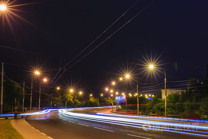 夜晚的城市道路交通灯创新