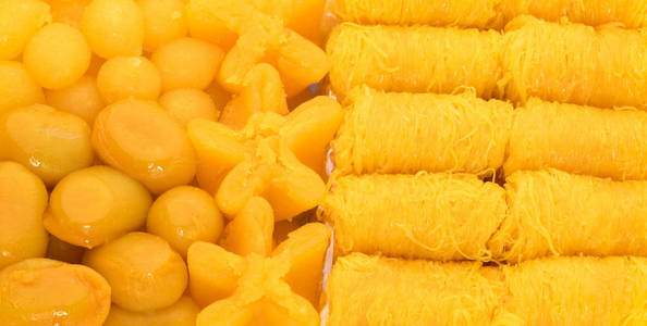 一套泰国传统甜点，由蛋黄黄金三成