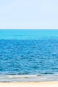 黑海海滩与金黄色的沙滩，蓝色新鲜清澈的水
