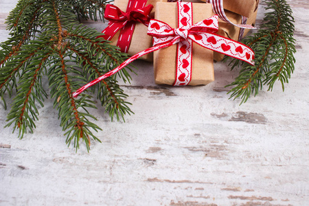 丝带与云杉分行圣诞节或情人节的礼物包装纸