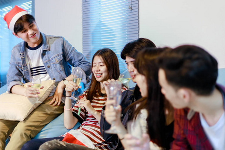 亚洲集团的朋友聚会与酒精的啤酒饮料