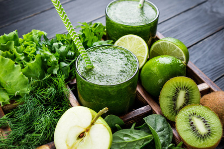 绿色蔬菜 水果和香草思慕雪。健康的果汁与苹果 菠菜 石灰 猕猴桃和草药。健康饮料和吃的概念