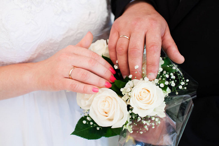 新娘和新郎手与结婚戒指
