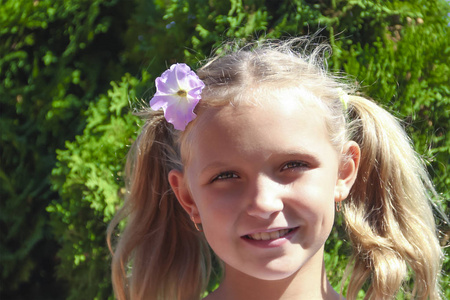 小女孩肖像与一朵花在她的头发
