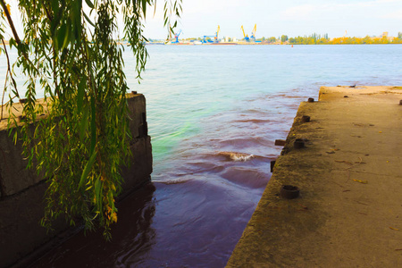 大型排水钢管背景的河流景观。 工业废物及环境污染的概念