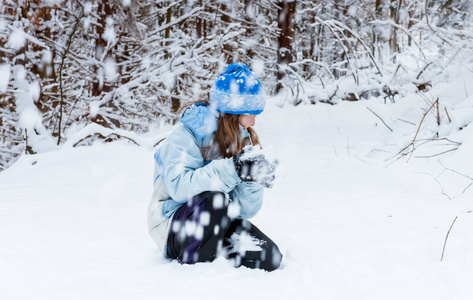 女孩享受每天玩在冬季森林
