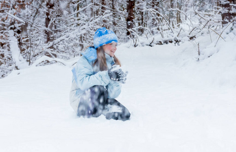女孩享受每天玩在冬季森林