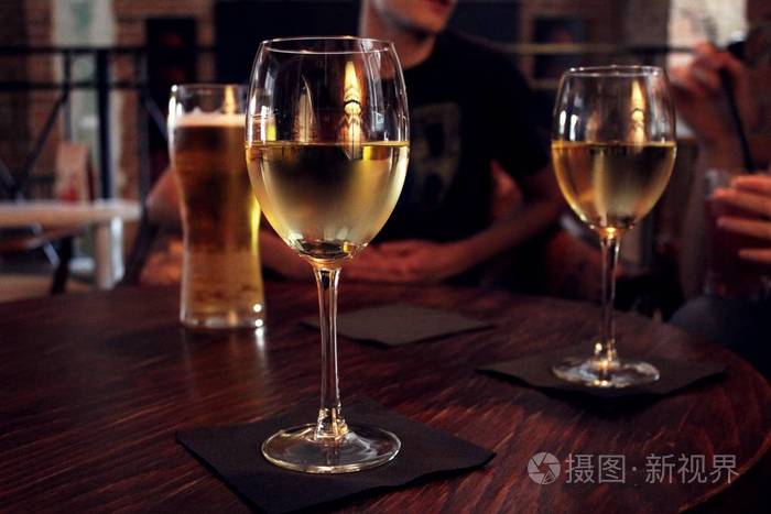 两杯白葡萄酒和一杯啤酒