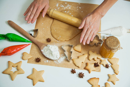 烹调圣诞姜饼装饰的新年庆祝活动