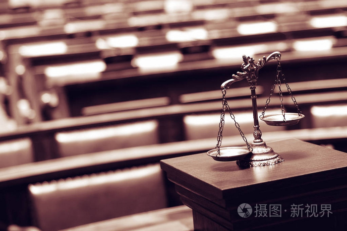 在法庭上司法的装饰天平