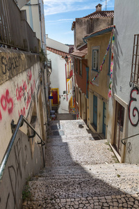 典型的窄街与葡萄牙的楼梯