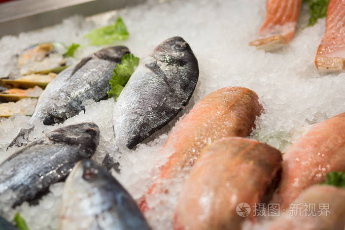 新鲜的海鲜,在展柜, 冷却的市场显示,超市,鱼部三文鱼冰上的床上
