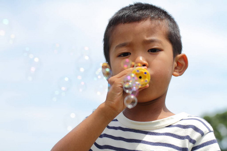 日本男孩玩泡泡小学一年级