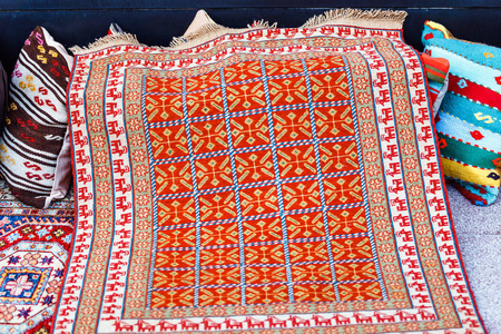 在店面的土耳其地毯是在集市上市场上出售