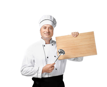 男性厨师在白色背景的制服汤钢包和木板