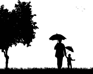 祖母和她的孙子在公园里遮阳伞下走