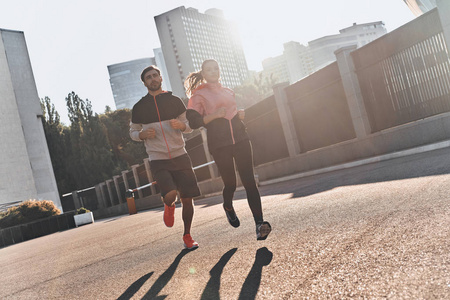 体育夫妇在城市奔跑