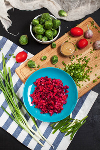 绿色洋葱切片用小刀一盘木菜板上的香肠和厨房