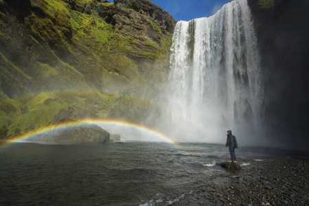 站在斯科加瀑布瀑布，冰岛附近的旅游