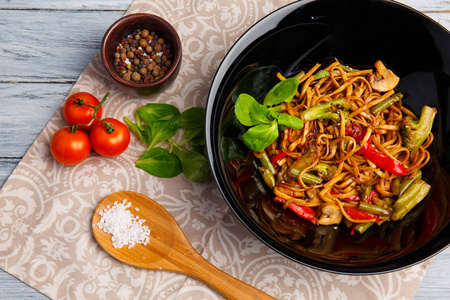 传统的中国菜，对圆板，米粉 绿色卷心菜和炒的蔬菜，红樱桃番茄