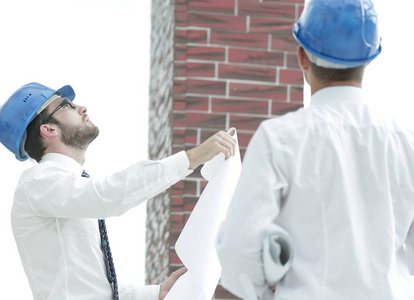 建筑师和建筑工头估计新的大厦