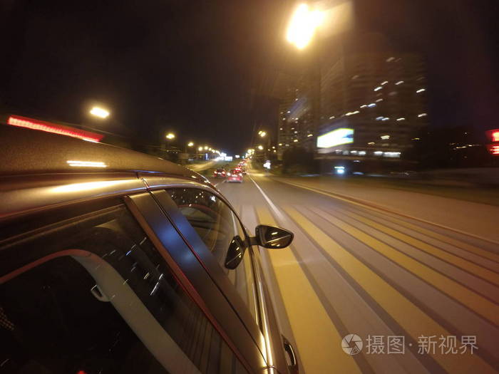 这辆车是在晚上在城市的道路上高速移动