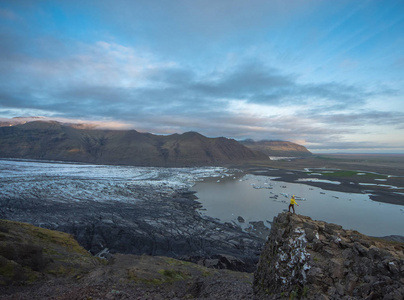 在冬天，享受全景景观冰川的冰岛，卡福特的背包徒步旅行