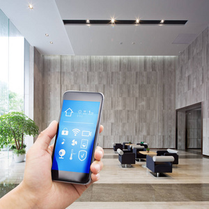 在宽敞的现代办公大楼大厅里，手机与应用程序在智能家居上