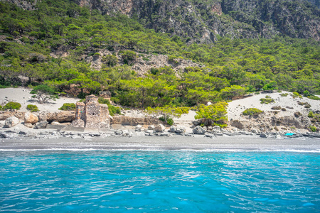 阿基特海滩与圣保罗教堂，建在 Selouda，Opiso Egiali 地区，哈尼亚，克里特岛，希腊在令人难以置信的海滩很老的拜