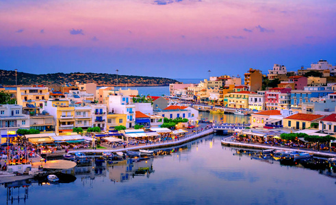 在风景如画的沿海城市，与周围的岛屿克里特岛，希腊东部港口多彩建筑圣尼古拉奥斯湖 Voulismeni