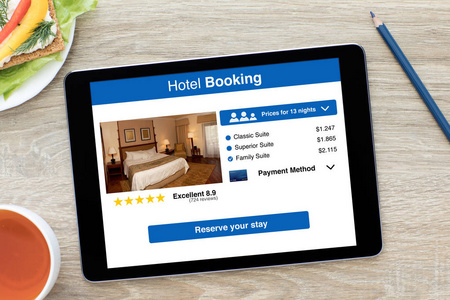 平板电脑屏幕木制的桌子上的 app 酒店预订