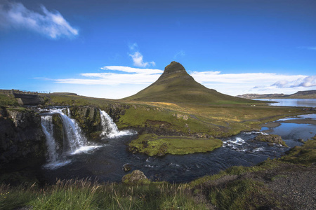 在著名的 Kirkjufellsfoss 瀑布的夏天日落景色