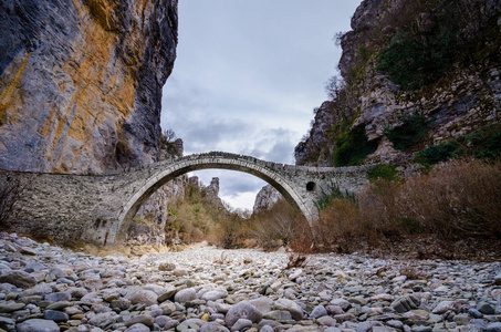 旧的 NoutsouKokkori 拱形石桥上 Vikos 峡谷，Zagorohoria，希腊