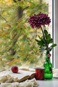 秋季静物与花在花瓶里，打开书，杯茶或咖啡和编织地毯
